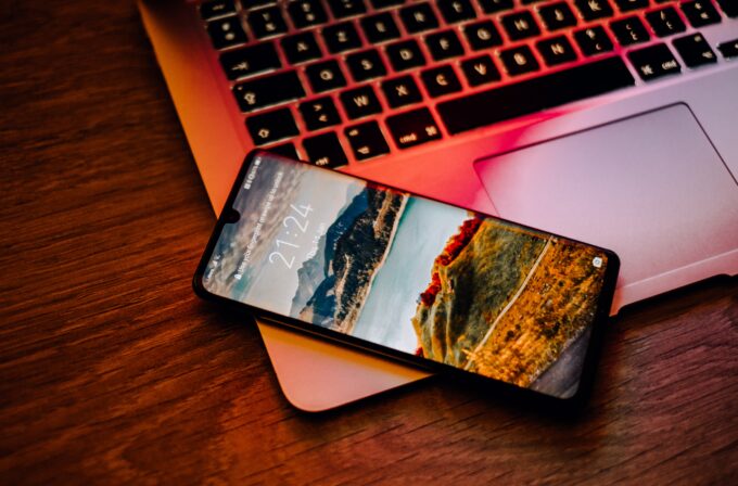 Smartphone appoggiato ad un pc su un tavolo