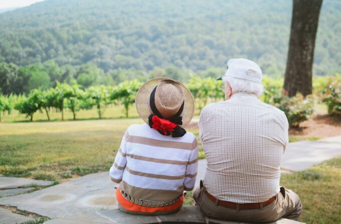 Due anziani seduti a guardare il paesaggio. Wandering.
