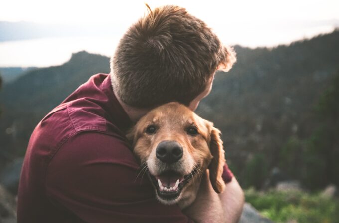 Uomo che abbraccia un cane ad indicare la pet therapy