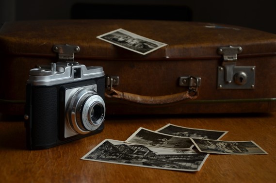 Macchina fotografica accanto a delle fotografie. Effetto Mandela