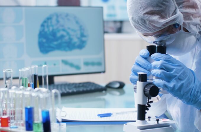 scienziata che studia in laboratorio alzheimer