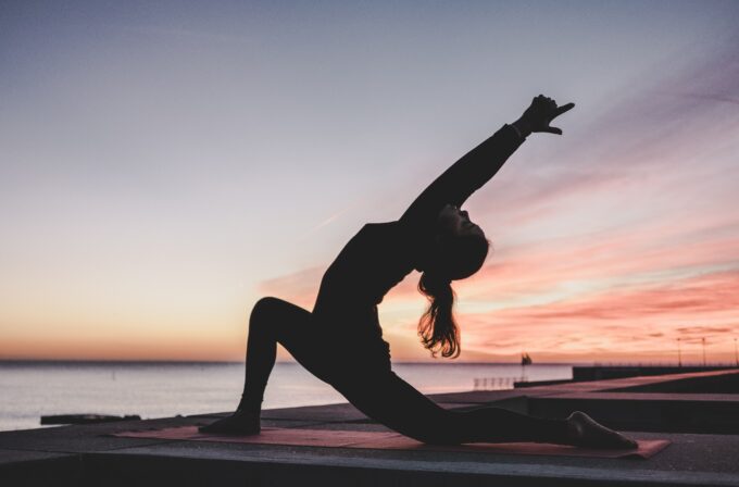 Donna che pratica Yoga Kundalini all'alba