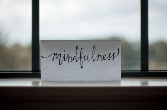 Foglio di carta con scritta "mindfulness"