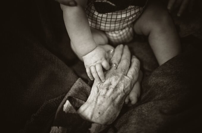 Nonno e nipote si tengono per mano. Ereditaria