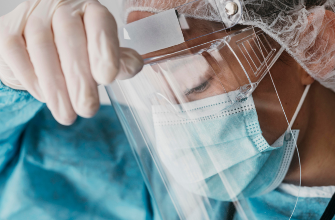 Infermiera con le protezioni da Covid-19